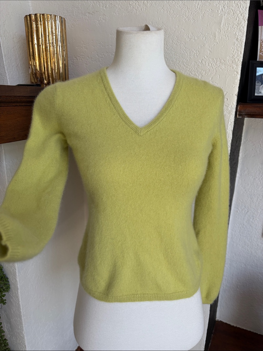 Sutton Studio Cashmere Petite V-Neck Sweater